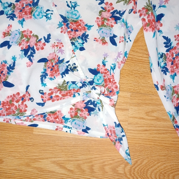 Beautiful tie up Floral blouse - Picture 2 of 4